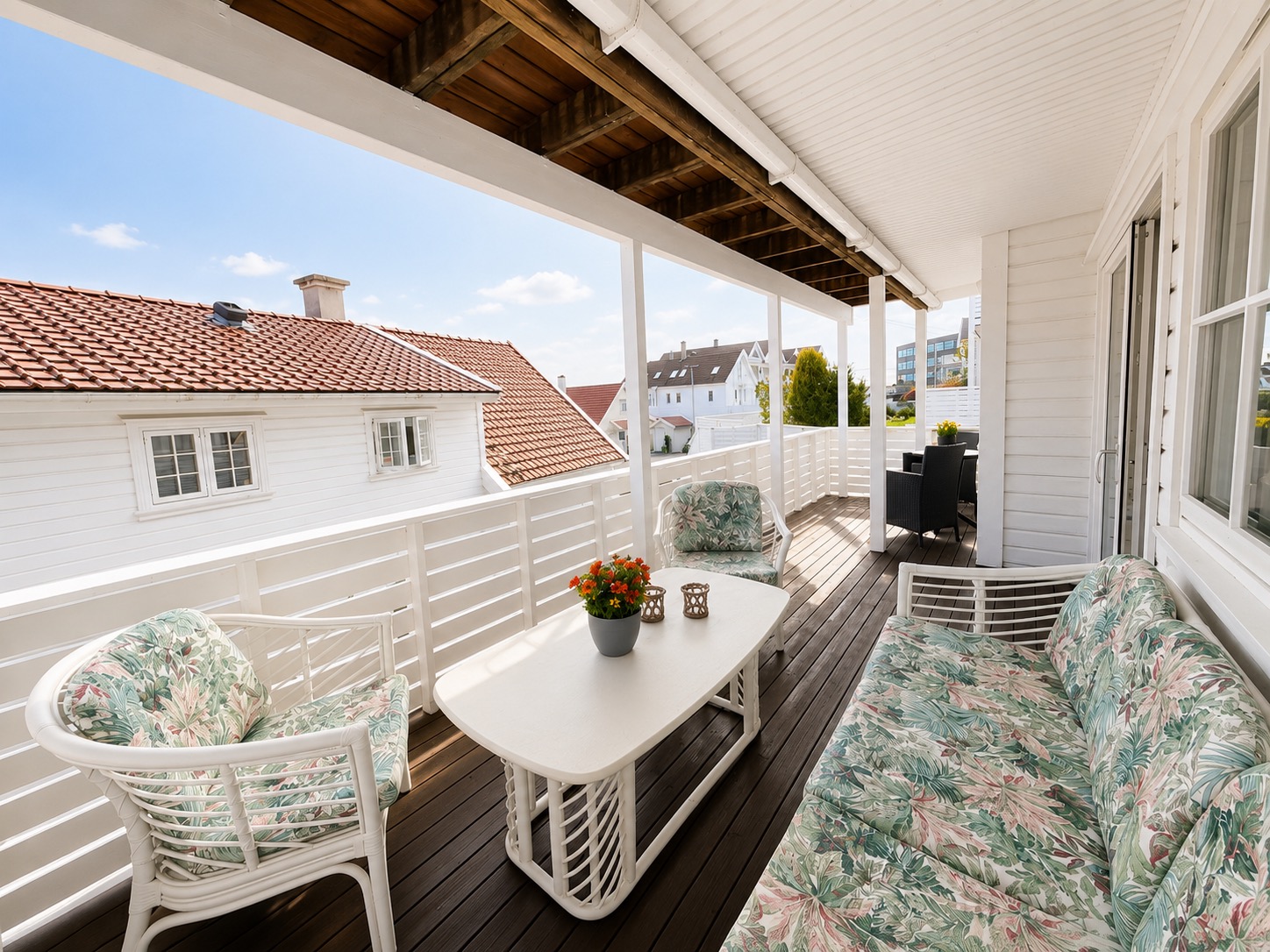 Stor sørvendt terrasse med gode solforhold og hyggelige omgivelser.